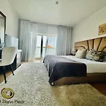 De Plaza & Hotel