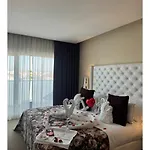 Hotel De Plaza &