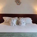 Hotel De Plaza & 4*