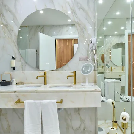 Hotel De Plaza & 4*