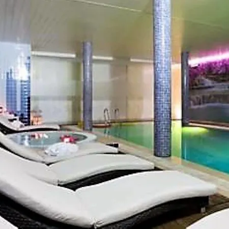 Hotel De Plaza & 4*