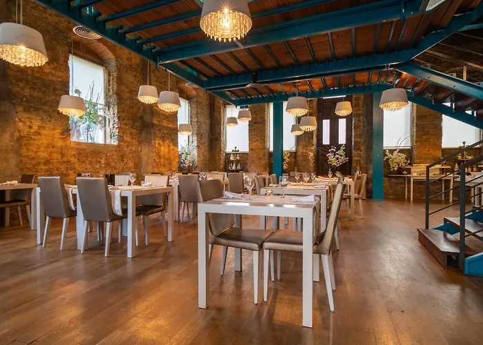 De Plaza & Отель Ильяву